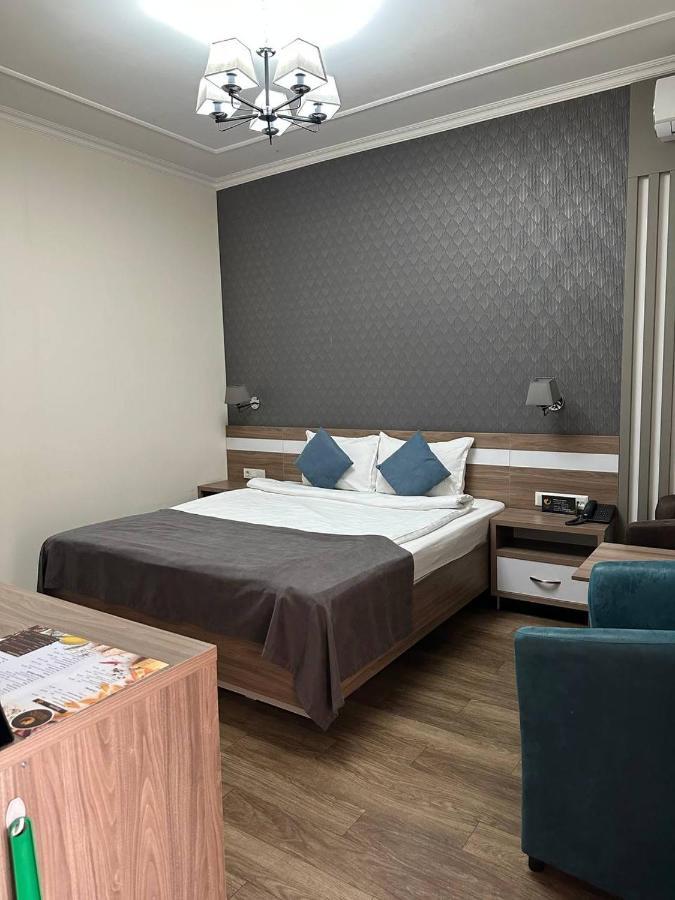 Gоlden Dragon Villa Hotel Bishkek Esterno foto