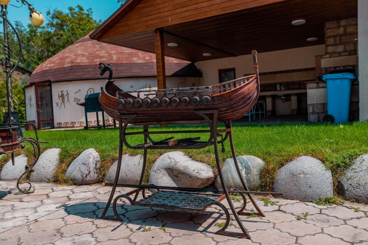 Gоlden Dragon Villa Hotel Bishkek Esterno foto