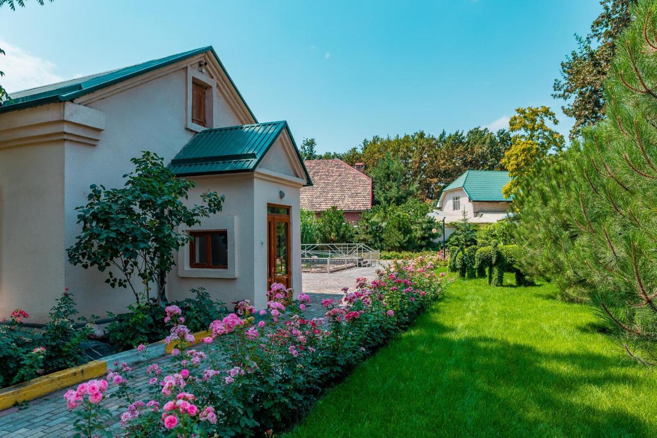 Gоlden Dragon Villa Hotel Bishkek Esterno foto